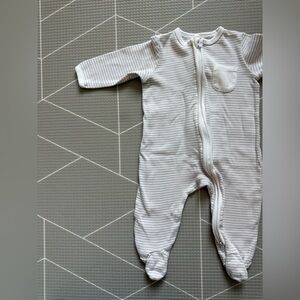 Little me|Baby gender neutral Soft Grey Stripe One-Piece Footed Sleeper•••6M